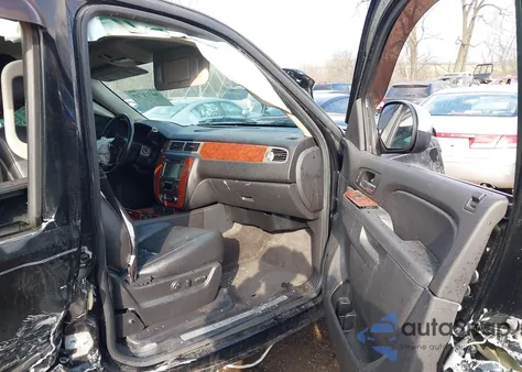 2013 Chevrolet Tahoe Ltz z USA, uszkodzony, nr VIN 1GNSKCE08DR105147